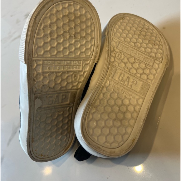 Gap baby boy shoes, worn maybe once or twice outdoors.  In excellent condition! - Picture 2 of 2